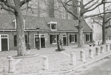 861276 Gezicht op het Jacobskerkhof aan de westzijde van de Jacobikerk in Wijk C te Utrecht, met centraal het in 1980 ...